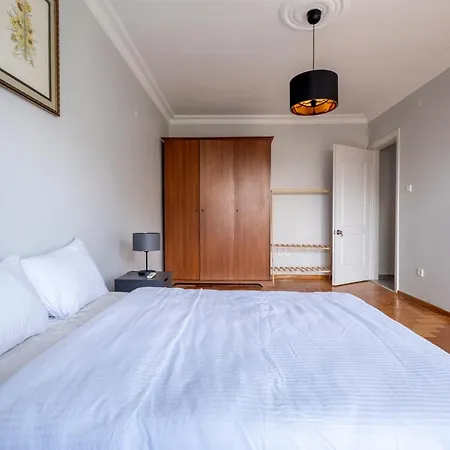 Spacious 4-bedroom Family In A Serviced Building - Location, Elevator & 2 Bathrooms Apartamento *