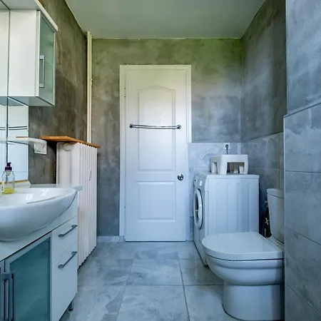 Spacious 4-bedroom Family In A Serviced Building - Location, Elevator & 2 Bathrooms Apartamento