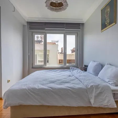 Spacious 4-bedroom Family In A Serviced Building - Location, Elevator & 2 Bathrooms * Estambul