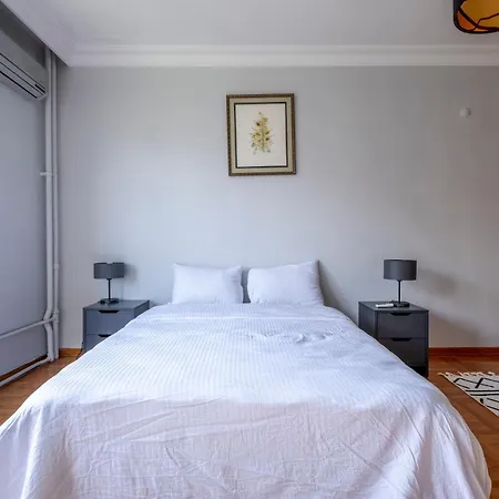Spacious 4-bedroom Family In A Serviced Building - Location, Elevator & 2 Bathrooms *