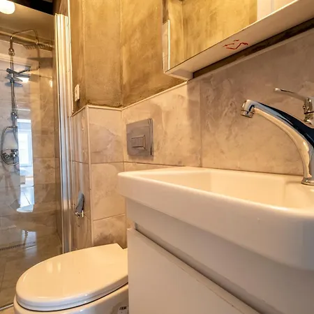 Spacious 4-bedroom Family In A Serviced Building - Location, Elevator & 2 Bathrooms