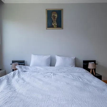 Spacious 4-bedroom Family In A Serviced Building - Location, Elevator & 2 Bathrooms 아파트 이스탄불