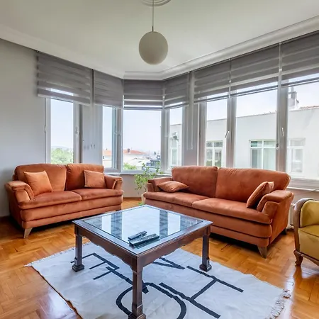 Spacious 4-bedroom Family In A Serviced Building - Location, Elevator & 2 Bathrooms Apartamento *