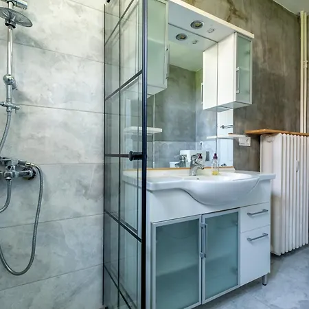 아파트 Spacious 4-bedroom Family In A Serviced Building - Location, Elevator & 2 Bathrooms *