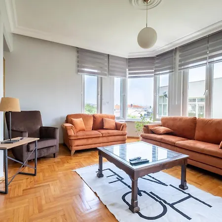 Spacious 4-bedroom Family In A Serviced Building - Location, Elevator & 2 Bathrooms
