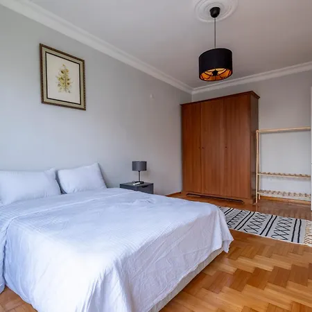 Spacious 4-bedroom Family In A Serviced Building - Location, Elevator & 2 Bathrooms Apartamento Estambul