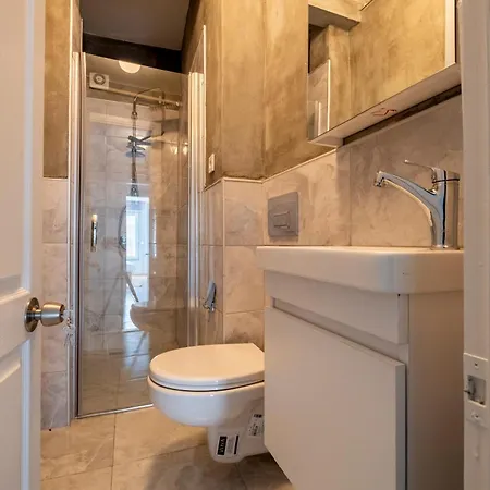 Spacious 4-bedroom Family In A Serviced Building - Location, Elevator & 2 Bathrooms Apartamento Estambul