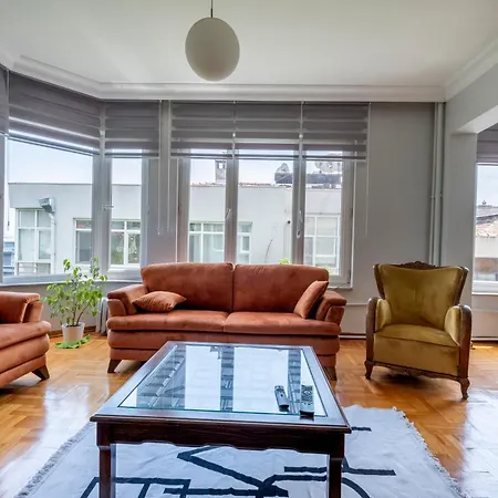 Spacious 4-bedroom Family In A Serviced Building - Location, Elevator & 2 Bathrooms