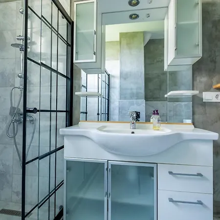아파트 Spacious 4-bedroom Family In A Serviced Building - Location, Elevator & 2 Bathrooms