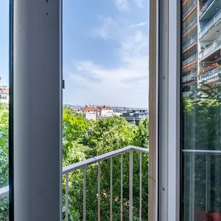 Spacious 4-bedroom Family In A Serviced Building - Location, Elevator & 2 Bathrooms Apartamento