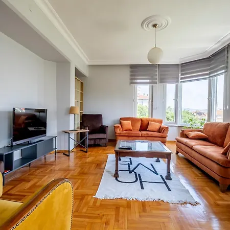 Spacious 4-bedroom Family In A Serviced Building - Location, Elevator & 2 Bathrooms 이스탄불