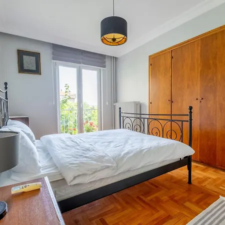 Spacious 4-bedroom Family In A Serviced Building - Location, Elevator & 2 Bathrooms Apartamento