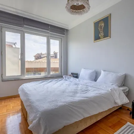 아파트 Spacious 4-bedroom Family In A Serviced Building - Location, Elevator & 2 Bathrooms *