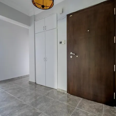 Spacious 4-bedroom Family In A Serviced Building - Location, Elevator & 2 Bathrooms *