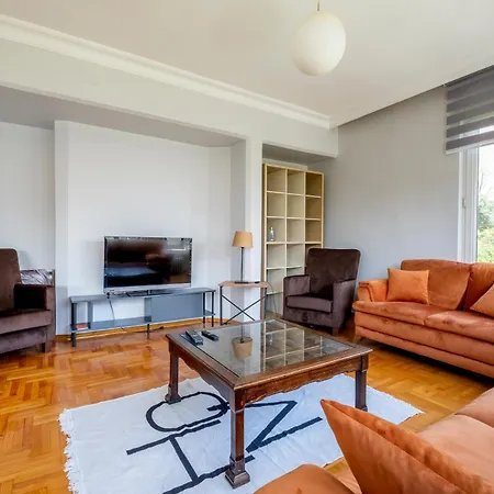 Spacious 4-bedroom Family In A Serviced Building - Location, Elevator & 2 Bathrooms * 이스탄불