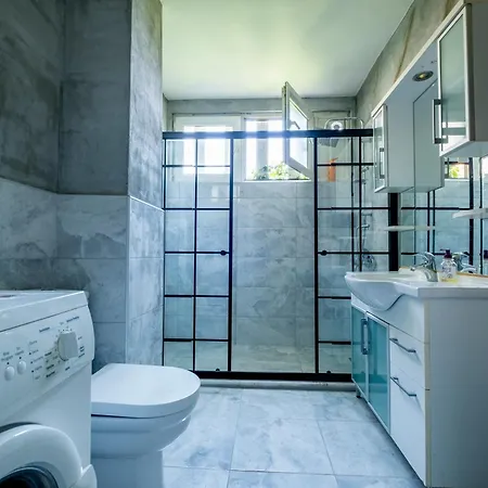 Spacious 4-bedroom Family In A Serviced Building - Location, Elevator & 2 Bathrooms * Estambul