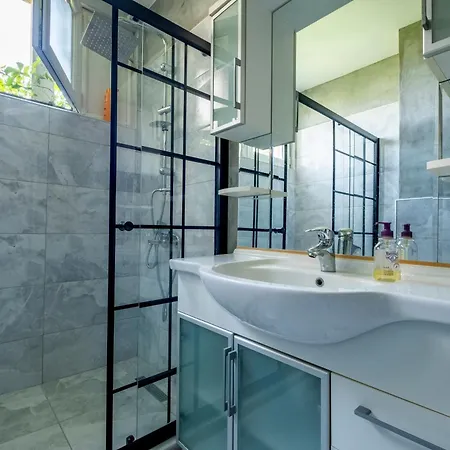 Spacious 4-bedroom Family In A Serviced Building - Location, Elevator & 2 Bathrooms