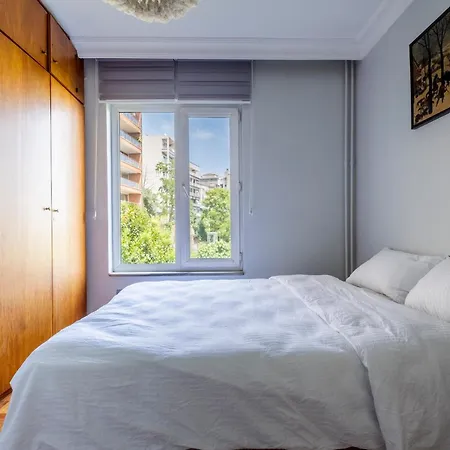 Spacious 4-bedroom Family In A Serviced Building - Location, Elevator & 2 Bathrooms Apartamento